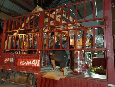 Mae'r dwy manipulators ar gyfer lledr yn cael ei laddau